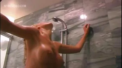 Sneaky guy likken harige neuken in sauna kut brunette