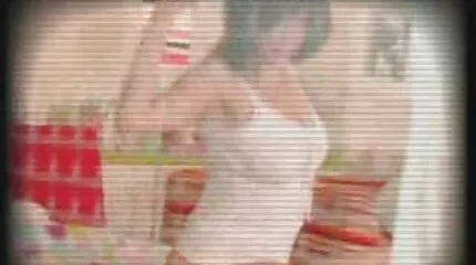 Zijn grote lul in de mond brunette ingevoegd door een krachtige kerel jongens neuken elkaar