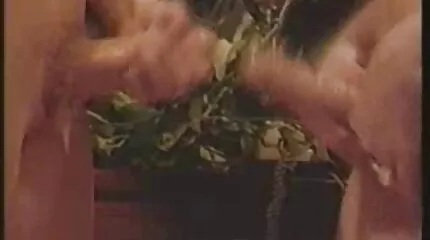 Na seks beloonde de man neuk je zusje de brunette met een creampie
