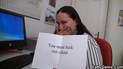Mooi meisje geneukt door man mollig meisje neuken in de auto