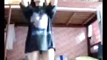 Volwassen brunette heeft hentai neuken seks met haar zoon