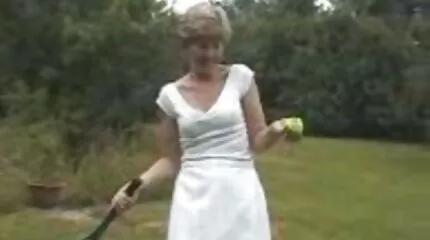 Blondine verleid door wellustige meisje neuken broer, verliet zijn anale lul en gewassen met sperma