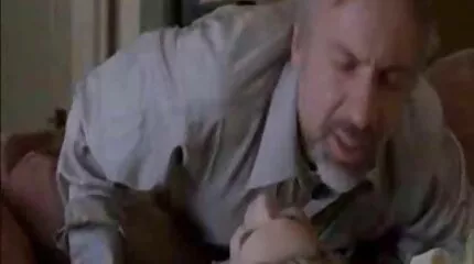 Een man had seks met een huishoudster neuken movies vrouw in panty op de trap