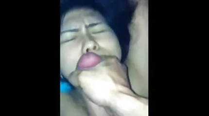 Mooi en jong 18 jaar oud naakt in een doggy positie geneukt neuken in de sauna door een guy