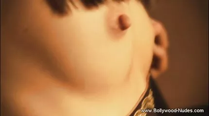Seks met neuken met zusje grote Boobed dame in geschoren kut thuis op de bed