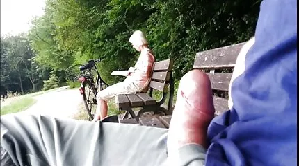 De bewaker ving de dief en begon haar te neuken in de Kamer neukend meisje van de bewaker