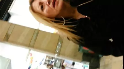 Het jonge meisje zoog een grote jongens neuken elkaar lul naar een man en neukte vervolgens in alle scheuren