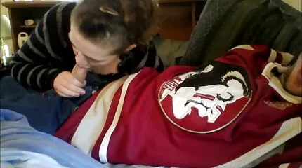 Jonge man meisje neuken geneukt vrouw en haar vriend Doggy stijl in de kont