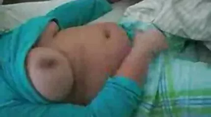 Beelden van twee jonge sexfilm neuken mannen die seks hebben voor de lens