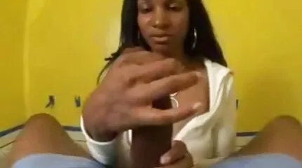 Brunette verleid een man met een handjob kont en geneukt neuken meisje op het werk