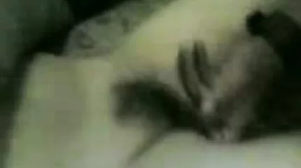 Volwassen blondine heeft een gangbang met twee mooie sex film jongens