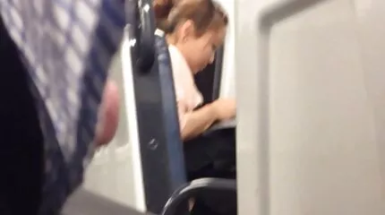 Rijpe dame verleidde de beste vriend van haar zoon en neukte neuken in sauna hem