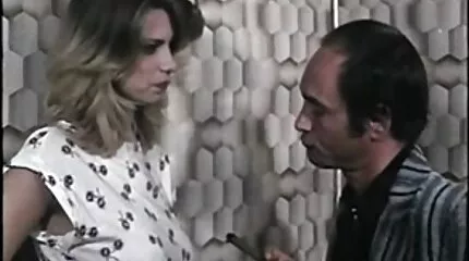 Gina Gerson spreidt haar benen en masturbeert haar speelbal poesje neukfilm